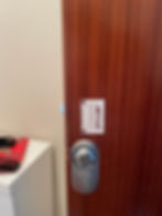 Daños por intento de robo en una puerta de madera antes de la reparación