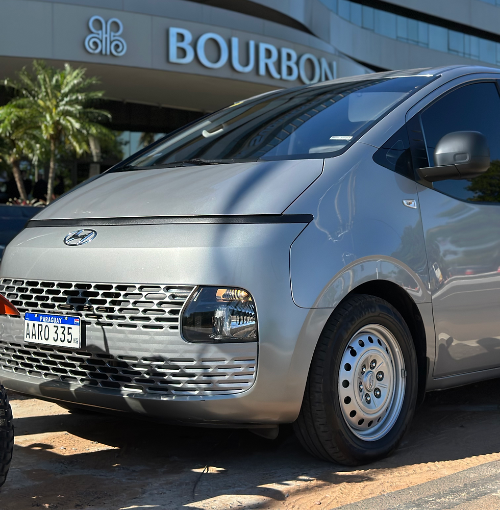 Range rover estacionada frente a un hotel