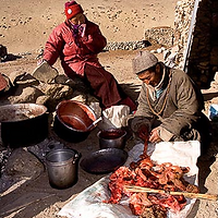 Nomaden essen Yakfleisch