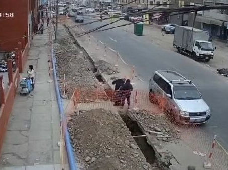 LA VICTORIA: ADULTOS MAYORES CAEN EN ZANJA DE CONSTRUCCIÓN