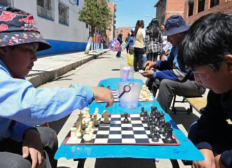 Bolivia, ajedrez que estimula y mejora el crecimiento razonal de los niños