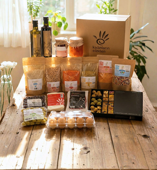 Ramazan Bayramı kurumsal hediye paketlerinin en kapsamlısı olan bu mega bayram hediye sepeti; yeni hasat soğuk sıkım zeytinyağı, büyük boy el yapımı çikolata kutusu, pirinç, nohut, kırmızı mercimek, pilavlık bulgur, pastırma, Ezine tipi peynir, padişah siyah zeytin, yerli kırma zeytin, tarhana, karışık sebzeli erişte, nar ekşisi, domates salçası, mevsim reçeli ve yumurta içeriyor. Kurumsal bayram hediyesi olarak çalışanlarınıza Ramazan Bayramı'nda ev ihtiyaçlarını karşılayan bu bereket dolu set, kadın üreticileri destekleyen sosyal sorumlu bir tercih.