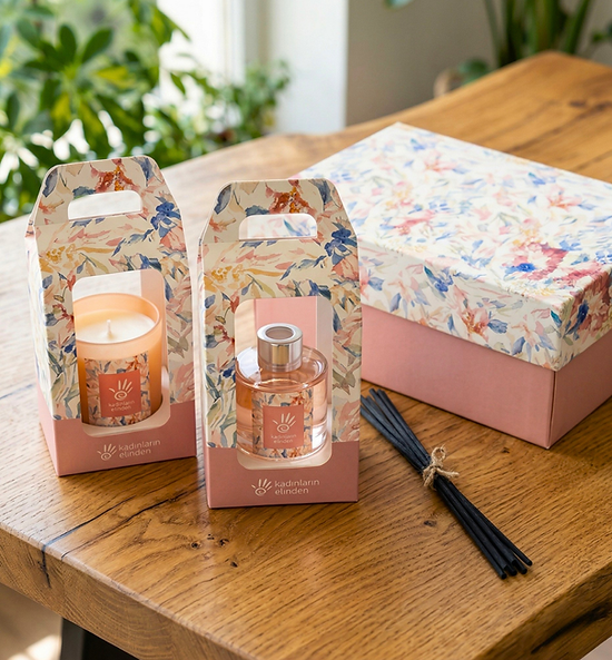 Ahşap fitilli kokulu cam bardak mum ve oda kokusu içeren bu minimal Anneler Günü kurumsal hediye paketi, annenin yaşam alanına hoş bir atmosfer katıyor. Bütçe dostu ve zarif bu set, Anneler Günü hediyelerinde sade güzelliği temsil ediyor.