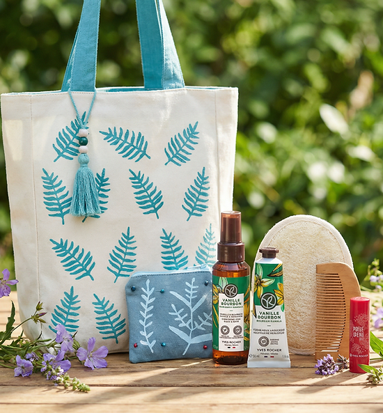 El emeği çanta, el emeği mini cüzdan, Yves Rocher lip balm, Yves Rocher France el kremi ve saç vücut spreyi, ahşap tarak ve kabak lifli kese içeren bu kapsamlı hediye paketi, el sanatları ve marka kozmetik ürünlerini buluşturuyor. Kadınlar Günü'nde çalışanlarınıza hem bakım hem de günlük kullanım ürünleri sunan şık bir kurumsal hediye seti.