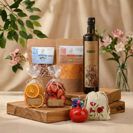 Soğuk sıkım zeytinyağı, tarhana, karışık sebzeli erişte, portakal ve çilek kurusu gibi doğal gıda ürünlerini seramik dekoratif nar süs ile buluşturan bu hediye paketi, Anadolu'nun lezzetlerini kurumsal hediye olarak sunmak isteyen şirketler için özel olarak hazırlandı. Kadın üreticilerin el emeğiyle ürettiği bu doğal ürünler, 8 Mart Kadınlar Günü'nde mutfak severlere anlamlı bir sürpriz olacak.