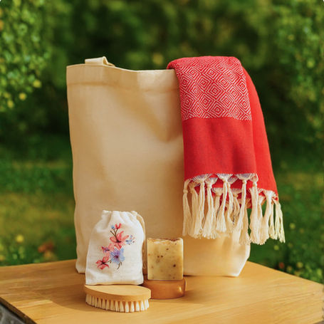 Buldan peştemalı, doğal sabun ve bez çanta içeren bu %100 eko-dostu hediye paketi, sürdürülebilirlik odaklı kurumsal hediye arayanlar için tasarlandı. Doğal ve el yapımı ürünlerden oluşan bu minimalist set, Kadınlar Günü'nde çevre bilincini ön planda tutan şirketler için hem anlamlı hem de fonksiyonel bir hediye seçeneği sunuyor.