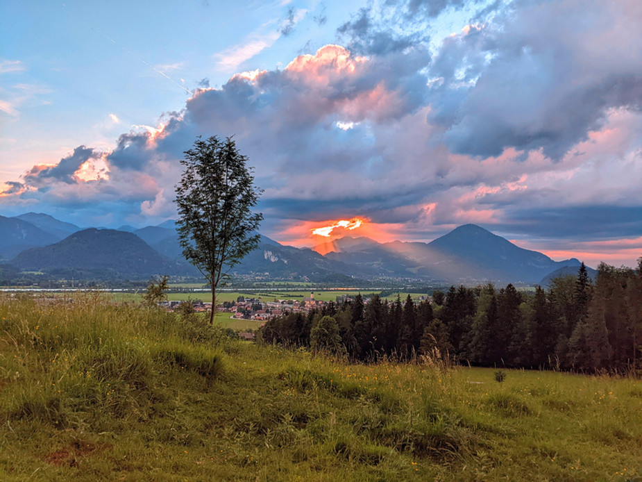 "Atemberaubende Landschaftsfotografie aus Tirol – Lisa Rupprechter, beste Fotografin Kufstein & Tirol. Professionelle Fotografie für Natur, Berge, Seen, Sonnenaufgänge, Hochzeiten, Paare, Kinder, Familien & Portraits. Ihr sucht den besten Fotografen in der Nähe? Ich bin Profi-Fotograf in Kufstein mit langjähriger Erfahrung in Hochzeitsfotografie, Familienfotos, Babyfotos, Eventfotografie & Portraitfotografie. Egal ob emotionale Hochzeitsbilder, natürliche Familienfotos oder atemberaubende Landschaftsaufnahmen – ich fange die schönsten Momente perfekt ein.
Ich bin eure Fotografin für Kufstein, Kiefersfelden, Ebbs, Niederndorf, Oberaudorf, Erl, Langkampfen, Schwoich, Bad Häring, Wörgl, Angath, Angerberg, Mariastein, Kirchbichl, Breitenbach am Inn, Kramsach, Radfeld, Rattenberg, Brixlegg & Alpbach. Hochzeitsfotograf Kufstein, Tirol & Bayern für emotionale & authentische Bilder. Jetzt Termin sichern beim besten Fotografen für Tirol!"