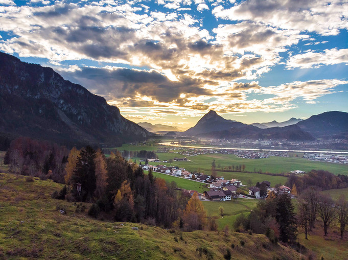 "Atemberaubende Landschaftsfotografie aus Tirol – Lisa Rupprechter, beste Fotografin Kufstein & Tirol. Professionelle Fotografie für Natur, Berge, Seen, Sonnenaufgänge, Hochzeiten, Paare, Kinder, Familien & Portraits. Ihr sucht den besten Fotografen in der Nähe? Ich bin Profi-Fotograf in Kufstein mit langjähriger Erfahrung in Hochzeitsfotografie, Familienfotos, Babyfotos, Eventfotografie & Portraitfotografie. Egal ob emotionale Hochzeitsbilder, natürliche Familienfotos oder atemberaubende Landschaftsaufnahmen – ich fange die schönsten Momente perfekt ein.
Ich bin eure Fotografin für Kufstein, Kiefersfelden, Ebbs, Niederndorf, Oberaudorf, Erl, Langkampfen, Schwoich, Bad Häring, Wörgl, Angath, Angerberg, Mariastein, Kirchbichl, Breitenbach am Inn, Kramsach, Radfeld, Rattenberg, Brixlegg & Alpbach. Hochzeitsfotograf Kufstein, Tirol & Bayern für emotionale & authentische Bilder. Jetzt Termin sichern beim besten Fotografen für Tirol!"