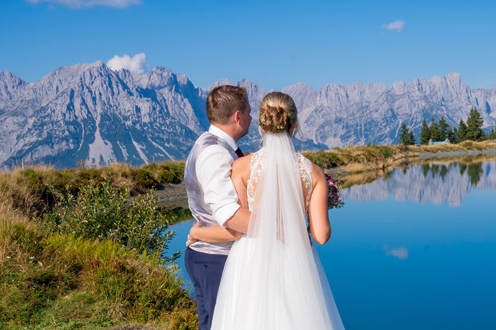 "Hochzeitsfotograf in Tirol – Exklusive und professionelle Hochzeitsfotos von Lisa Rupprechter | Beste Hochzeitsfotografin für emotionale Hochzeitsreportagen und natürliche Hochzeitsfotografie. Traumhafte Hochzeitsbilder in den Bergen, Hochzeitsfotografie am Wilden Kaiser, romantische Hochzeitsshootings in Kufstein, Kitzbühel, Ellmau, Söll, Scheffau, Going, St. Johann in Tirol, Kirchdorf, Oberndorf, Reith bei Kitzbühel, Brixen im Thale, Westendorf, Hopfgarten, Itter, Wörgl, Kundl, Radfeld, Rattenberg, Kramsach, Alpbach, Brandenberg, Breitenbach, Angerberg, Bad Häring, Schwoich, Langkampfen, Niederndorf, Ebbs, Erl, Walchsee, Kössen und Kirchbichl. Hochzeitsfotos in Bayern und dem Landkreis Rosenheim: Rosenheim, Kiefersfelden, Oberaudorf, Brannenburg, Raubling, Neubeuern, Rohrdorf, Samerberg, Prien am Chiemsee, Bernau am Chiemsee, Aschau im Chiemgau, Frasdorf, Bad Endorf, Stephanskirchen, Kolbermoor, Bruckmühl und Bad Aibling. Exklusive Hochzeitsfotos in den Alpen, elegante Hochzeitsreportagen, natürliche und authentische Hochzeitsbilder, Hochzeitsfotografie am See, Berghochzeit, standesamtliche Trauung, freie Trauung, Hochzeitsfotograf für Destination Weddings in Tirol und Bayern, unvergessliche Hochzeitsmomente festgehalten in einzigartigen Bildern. Lisa Photography – Beste Hochzeitsfotografin für stilvolle, emotionale und hochwertige Hochzeitsfotografie in Tirol und Umgebung."