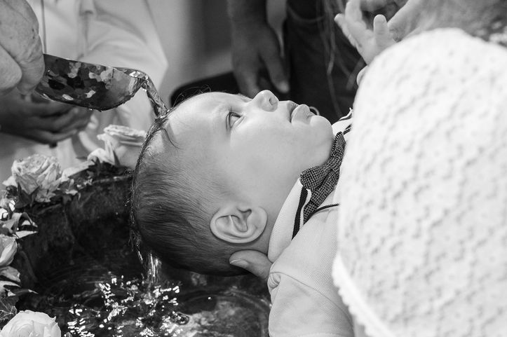 "Tauffotograf in Tirol – Professionelle Tauffotos und Babyfotografie von Lisa Rupprechter. Fotograf für Taufe in Kufstein, Kitzbühel, Ellmau, Söll, Scheffau, Going, St. Johann in Tirol, Kirchdorf, Oberndorf, Reith bei Kitzbühel, Brixen im Thale, Westendorf, Hopfgarten, Itter, Wörgl, Kundl, Radfeld, Rattenberg, Kramsach, Alpbach, Brandenberg, Breitenbach, Angerberg, Bad Häring, Schwoich, Langkampfen, Niederndorf, Ebbs, Erl, Walchsee, Kössen und Kirchbichl. Familienfotografie zur Taufe im Landkreis Rosenheim: Rosenheim, Kiefersfelden, Oberaudorf, Brannenburg, Raubling, Neubeuern, Rohrdorf, Samerberg, Prien am Chiemsee, Bernau am Chiemsee, Aschau im Chiemgau, Frasdorf, Bad Endorf, Stephanskirchen, Kolbermoor, Bruckmühl und Bad Aibling. Natürliche und emotionale Taufbilder, Neugeborenenfotografie, Babyshooting, Familienfotos zur Taufe, kirchliche Taufe, evangelische Taufe, katholische Taufe, Taufzeremonie, Tauffeier, Taufgeschenke, Taufalbum, Taufreportage, Erinnerungsfotos zur Taufe, Babyfotograf, Eltern mit Baby, Familienglück, moderne und authentische Tauffotografie in Tirol und Bayern."