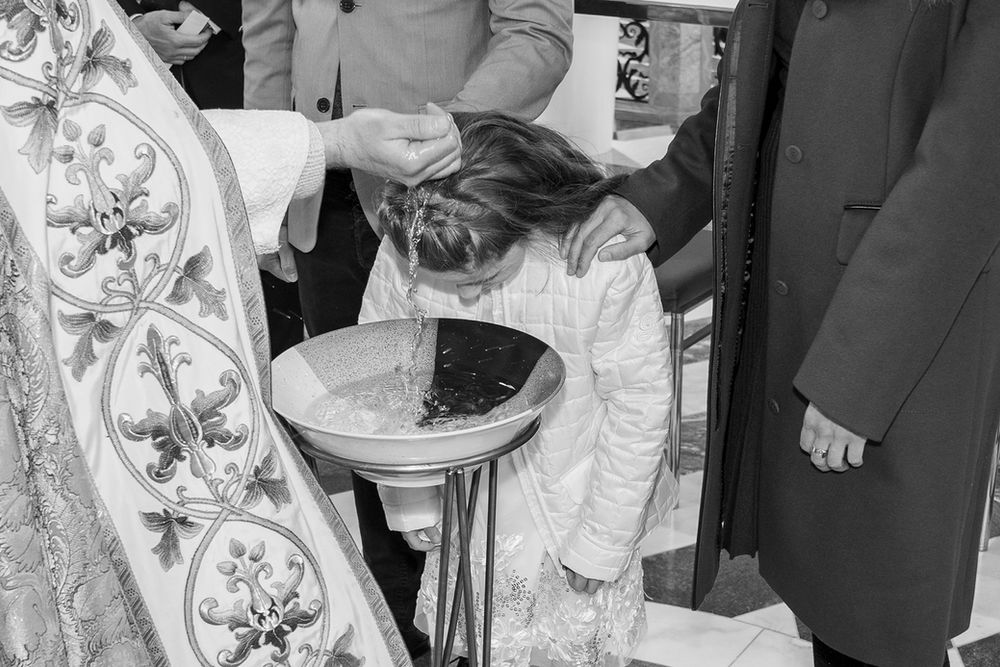 "Tauffotograf in Tirol – Professionelle Tauffotos und Babyfotografie von Lisa Rupprechter. Fotograf für Taufe in Kufstein, Kitzbühel, Ellmau, Söll, Scheffau, Going, St. Johann in Tirol, Kirchdorf, Oberndorf, Reith bei Kitzbühel, Brixen im Thale, Westendorf, Hopfgarten, Itter, Wörgl, Kundl, Radfeld, Rattenberg, Kramsach, Alpbach, Brandenberg, Breitenbach, Angerberg, Bad Häring, Schwoich, Langkampfen, Niederndorf, Ebbs, Erl, Walchsee, Kössen und Kirchbichl. Familienfotografie zur Taufe im Landkreis Rosenheim: Rosenheim, Kiefersfelden, Oberaudorf, Brannenburg, Raubling, Neubeuern, Rohrdorf, Samerberg, Prien am Chiemsee, Bernau am Chiemsee, Aschau im Chiemgau, Frasdorf, Bad Endorf, Stephanskirchen, Kolbermoor, Bruckmühl und Bad Aibling. Natürliche und emotionale Taufbilder, Neugeborenenfotografie, Babyshooting, Familienfotos zur Taufe, kirchliche Taufe, evangelische Taufe, katholische Taufe, Taufzeremonie, Tauffeier, Taufgeschenke, Taufalbum, Taufreportage, Erinnerungsfotos zur Taufe, Babyfotograf, Eltern mit Baby, Familienglück, moderne und authentische Tauffotografie in Tirol und Bayern."