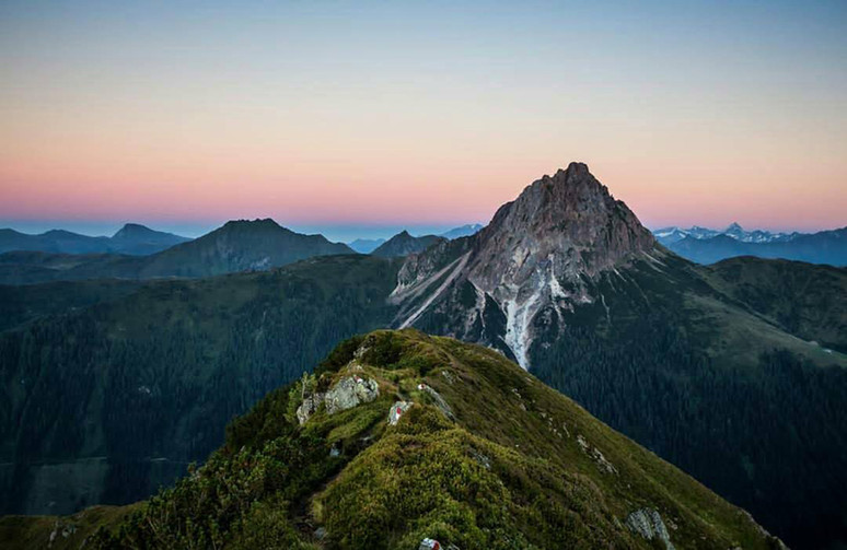 "Atemberaubende Landschaftsfotografie aus Tirol – Lisa Rupprechter, beste Fotografin Kufstein & Tirol. Professionelle Fotografie für Natur, Berge, Seen, Sonnenaufgänge, Hochzeiten, Paare, Kinder, Familien & Portraits. Ihr sucht den besten Fotografen in der Nähe? Ich bin Profi-Fotograf in Kufstein mit langjähriger Erfahrung in Hochzeitsfotografie, Familienfotos, Babyfotos, Eventfotografie & Portraitfotografie. Egal ob emotionale Hochzeitsbilder, natürliche Familienfotos oder atemberaubende Landschaftsaufnahmen – ich fange die schönsten Momente perfekt ein.

Ich bin eure Fotografin für Kufstein, Kiefersfelden, Ebbs, Niederndorf, Oberaudorf, Erl, Langkampfen, Schwoich, Bad Häring, Wörgl, Angath, Angerberg, Mariastein, Kirchbichl, Breitenbach am Inn, Kramsach, Radfeld, Rattenberg, Brixlegg & Alpbach. Hochzeitsfotograf Kufstein, Tirol & Bayern für emotionale & authentische Bilder. Jetzt Termin sichern beim besten Fotografen für Tirol!"