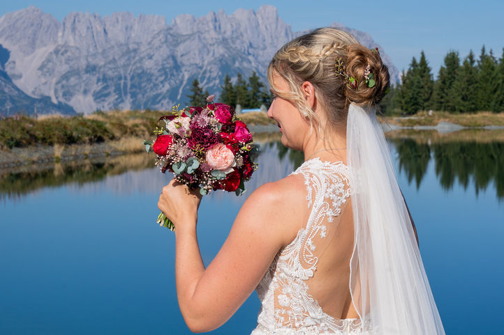 "Hochzeitsfotograf in Tirol – Exklusive und professionelle Hochzeitsfotos von Lisa Rupprechter | Beste Hochzeitsfotografin für emotionale Hochzeitsreportagen und natürliche Hochzeitsfotografie. Traumhafte Hochzeitsbilder in den Bergen, Hochzeitsfotografie am Wilden Kaiser, romantische Hochzeitsshootings in Kufstein, Kitzbühel, Ellmau, Söll, Scheffau, Going, St. Johann in Tirol, Kirchdorf, Oberndorf, Reith bei Kitzbühel, Brixen im Thale, Westendorf, Hopfgarten, Itter, Wörgl, Kundl, Radfeld, Rattenberg, Kramsach, Alpbach, Brandenberg, Breitenbach, Angerberg, Bad Häring, Schwoich, Langkampfen, Niederndorf, Ebbs, Erl, Walchsee, Kössen und Kirchbichl. Hochzeitsfotos in Bayern und dem Landkreis Rosenheim: Rosenheim, Kiefersfelden, Oberaudorf, Brannenburg, Raubling, Neubeuern, Rohrdorf, Samerberg, Prien am Chiemsee, Bernau am Chiemsee, Aschau im Chiemgau, Frasdorf, Bad Endorf, Stephanskirchen, Kolbermoor, Bruckmühl und Bad Aibling. Exklusive Hochzeitsfotos in den Alpen, elegante Hochzeitsreportagen, natürliche und authentische Hochzeitsbilder, Hochzeitsfotografie am See, Berghochzeit, standesamtliche Trauung, freie Trauung, Hochzeitsfotograf für Destination Weddings in Tirol und Bayern, unvergessliche Hochzeitsmomente festgehalten in einzigartigen Bildern. Lisa Photography – Beste Hochzeitsfotografin für stilvolle, emotionale und hochwertige Hochzeitsfotografie in Tirol und Umgebung."