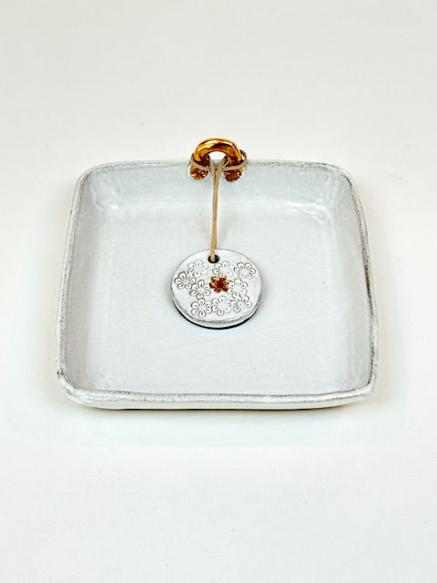 Thumbnail: Deep White and Gold Serviette Holder