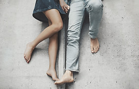 Pareja descalzo