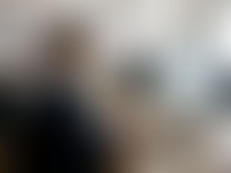 Eine Mitarbeiterin arbeitet im Büro an einem Social-Media-Dashboard.