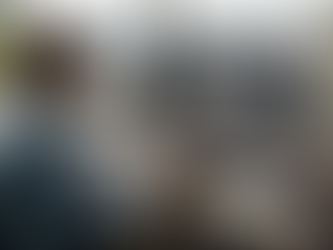 In einem lichtdurchfluteten Büro setzt ein junger Mann alles daran, die Online-Präsenz seines Unternehmens zu stärken.