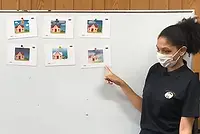 ネイティブ講師がフラッシュカードを使って英語を教えている写真