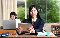 タブレットで英語を学ぶ女子高生の写真