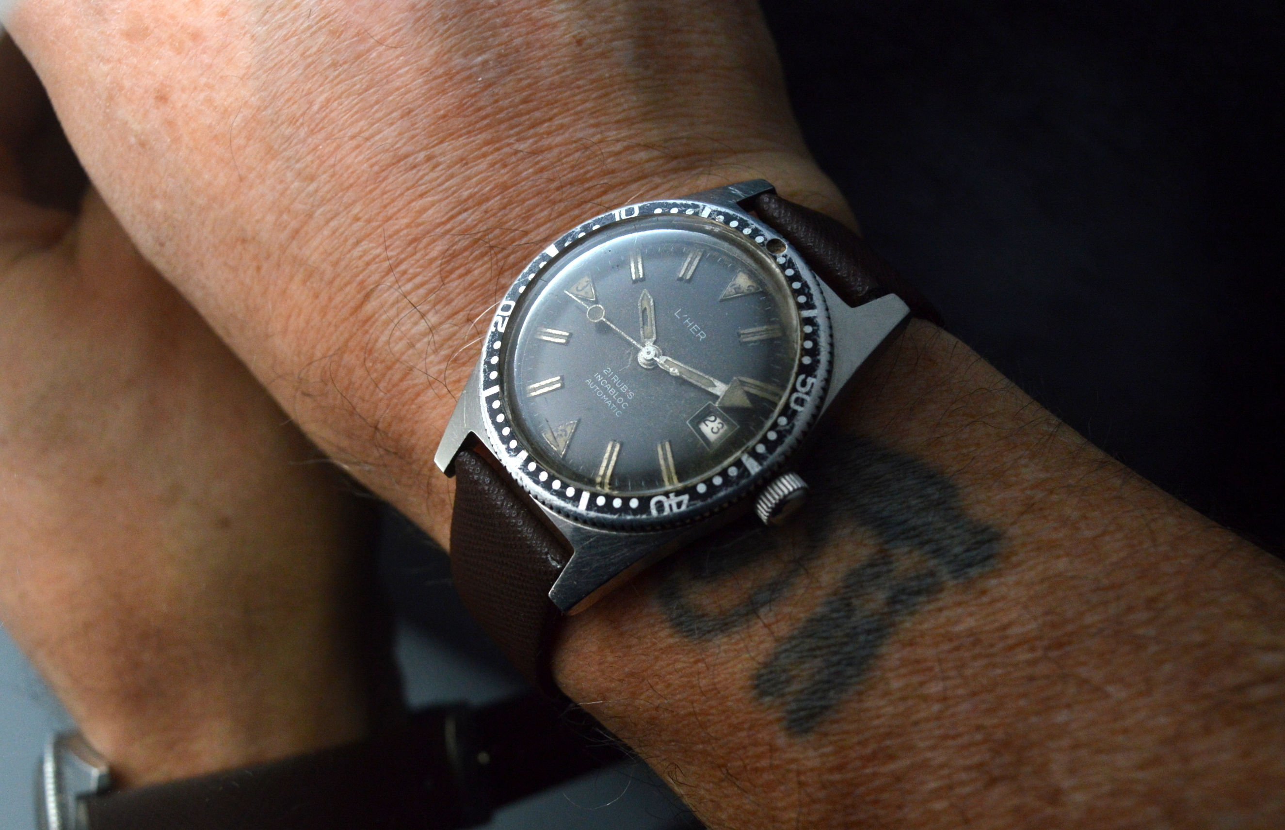 L'HER 200MT VINTAGE AUTOMATIC SKIN DIVER ALL ST. STEEL 38MM TROPICAL DIAL WATCH