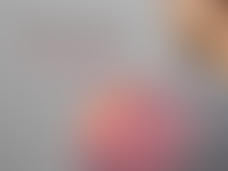 women with a pain in her shoulder