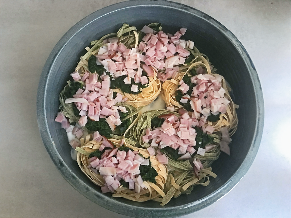 Tagliatelle auf Spinat mit Schinkenwürferl