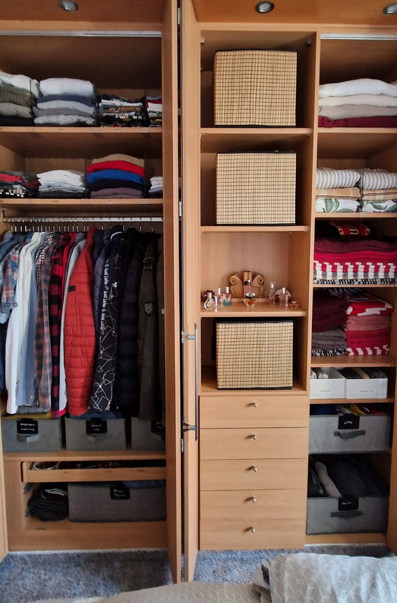 Aufgeräumter Kleiderschrank