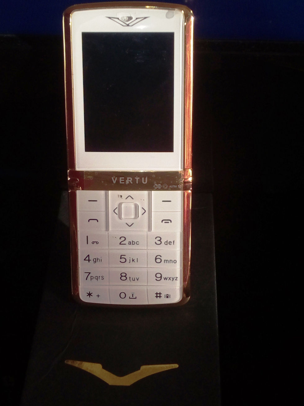 Miniatyrbild: MADE IN UK Vertu Signature "Limited Edition" Guld / Vit