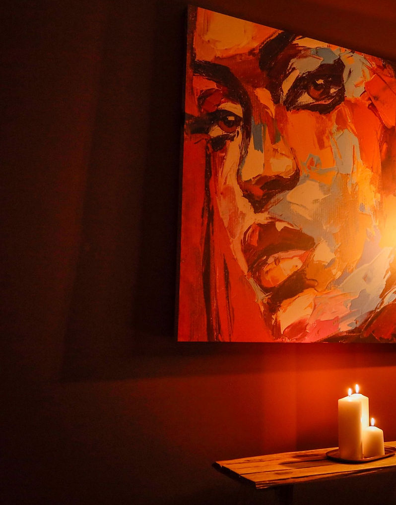 Retrato expressivo feminino em tons quentes, com velas acesas e iluminação suave, transmit