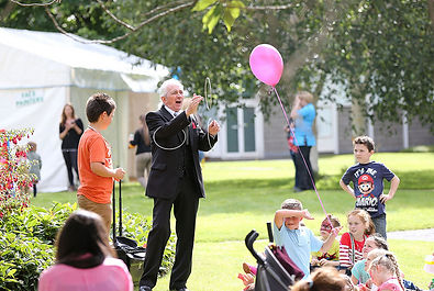 Gyereknapi ugrálóvár légvár arcfestés csillámtetoválás, bohóc, póni, játszóház, kézművesség, trambulin, léghoki, csocsó a Happymixtől