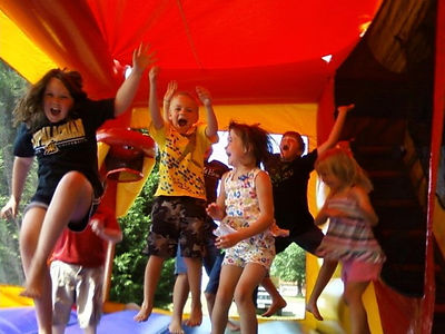 Gyereknap a Happymixtől. Ugrálóvár, légvár, arcfestés, csillámtetoválás, bohóc, póni, játszóház, kézművesség, trambulin, léghoki, csocsó