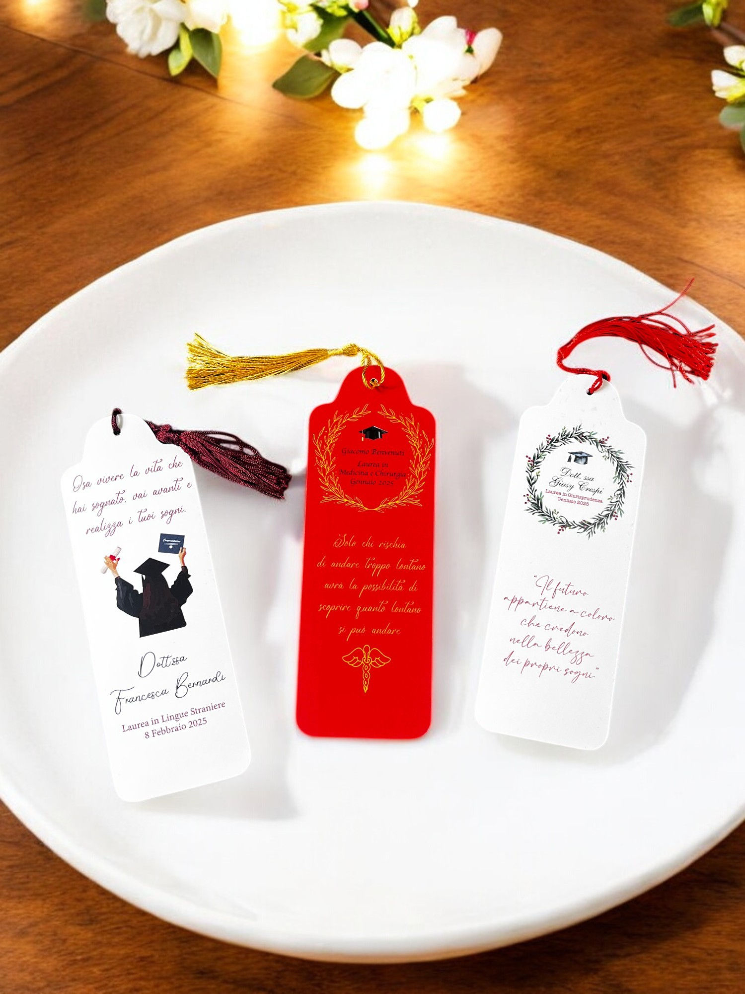 Segnalibro sagomato. Puoi scegliere il colore della nappina e puoi personalizzarlo per abbinarlo al tuo evento.