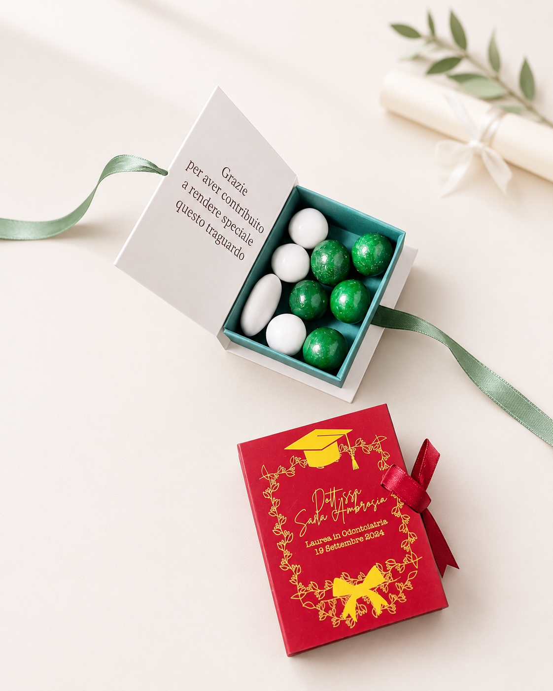 Scatolina mini libro laurea personalizzata con 9 confetti