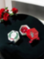 Scatola esagonale piccola personalizzata con all'interno 7 confetti gusti assortiti e colore a scelta ed infine un fiocco