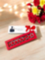 Scatola tight deluxe con 9 confetti colore a scelta ed un fiocco abbinato ai colori della grafica.