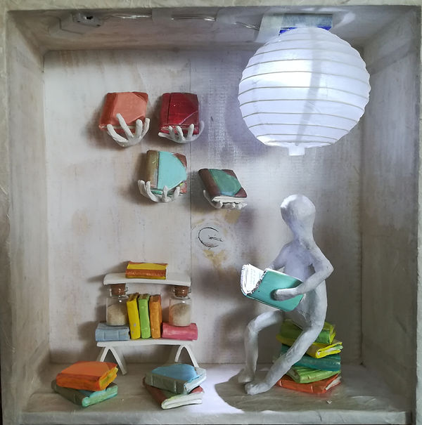 assemblage caixa branca com leitor e livros.jpg