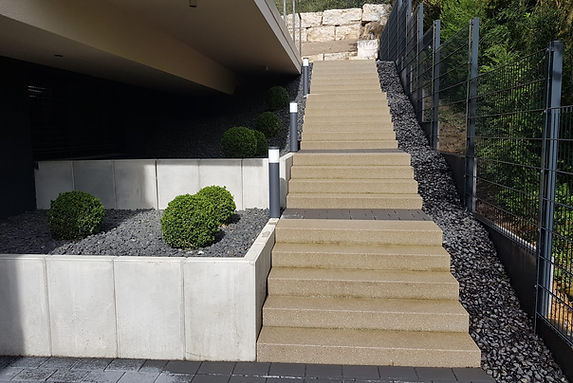 Treppen und Mauerscheiben links von der Treppe
