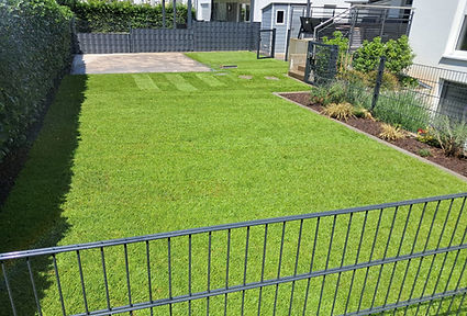 Zaun und Rollrasen gesetzt und verlegt und Terrasse aus Fliesen