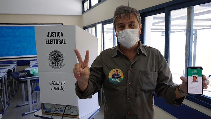 Deuler, candidato do PSL, vota e também se diz otimista