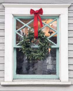 19 Ways To Make Your Exterior Extra Festive This Holiday Season, According To Instagram