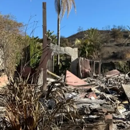 Los Angeles Homeowners Thrilled to Rebuild Identical House for Third Time, Now with ‘Fire-Resistant’ Stickers