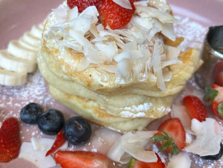 Pancaes with fruit and maple syrup