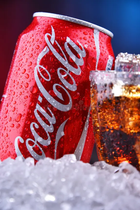 um-copo-e-uma-lata-de-coca-cola-156479264