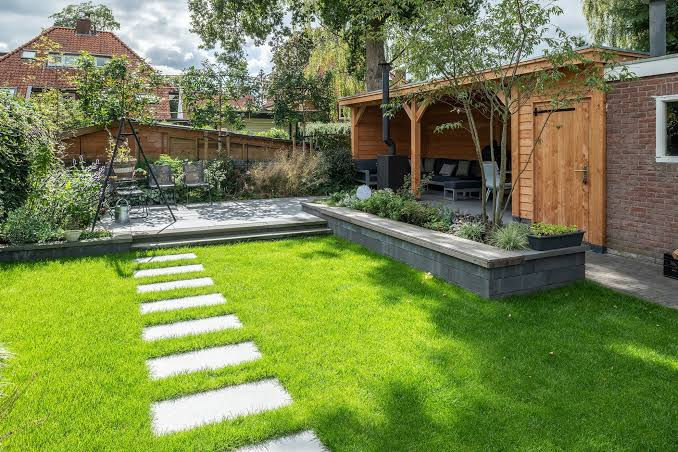 Gezonde groene beplanting in een aangelegde tuin