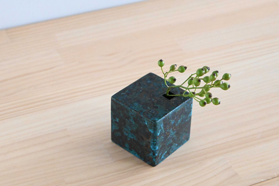 サムネイル： 高光太郎　銅花器　CUBE　緑青2