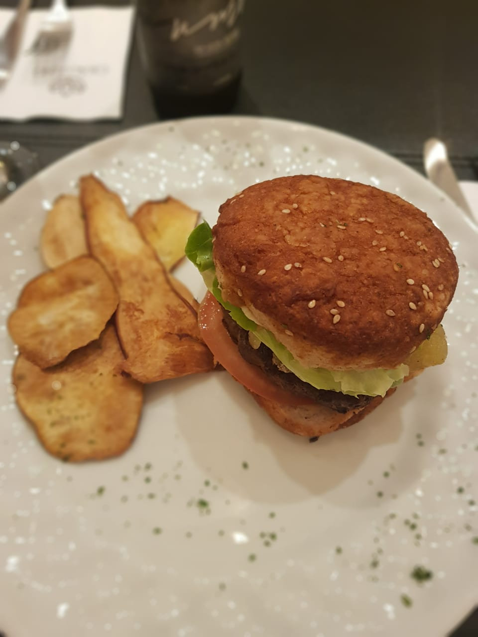 Hambúrguer sem glúten companhado de batatas fritas