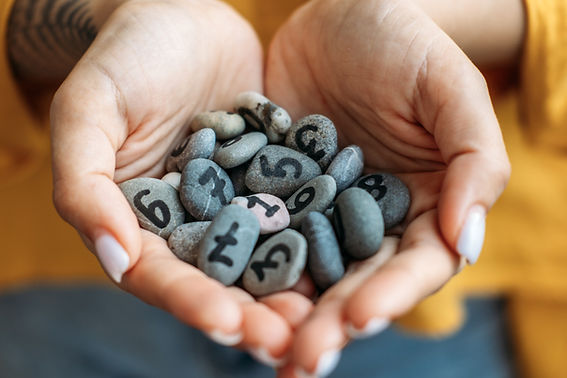 Nummerierte Steine in Hand