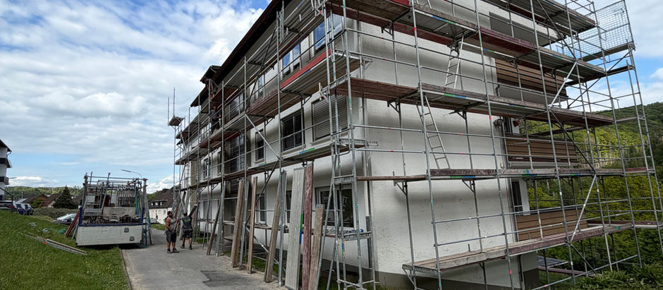 Der Start der Sanierung: Gerüstbau, Balkonrückbau und wichtige Erkenntnisse auf der Baustelle