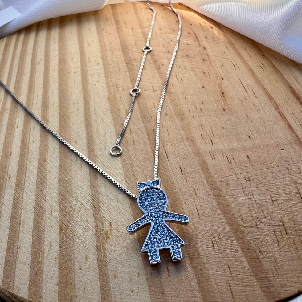 Colar de prata 925 com pingente em formato de menininha cravejado de zircônias e