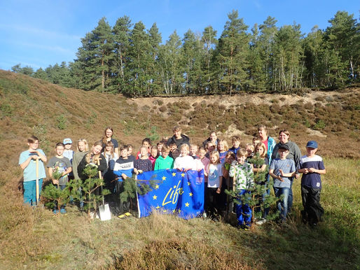 36 Kinder der Lerchenschule aus dem Landkreis Celle unterstützen den NLWKN bei Pflegeeinsatz